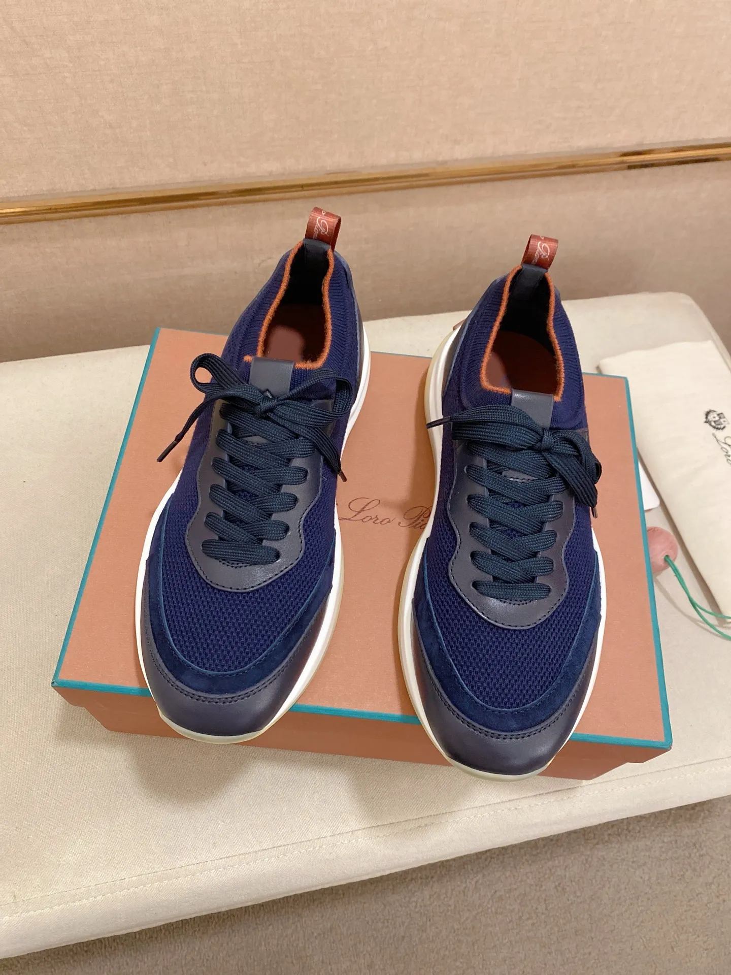 Men's shoes💰: 540💰🔥𝐥𝐨𝐫𝐨 𝐏𝐢𝐚𝐧𝐚 lp classic loafers, an Italian treasure brand, the only brand that can match Hermès! Only after wearing it do we realize that we can’t live up to our feet. The upper is made of imported first-layer cowhide with breathable fly-knit fabric, water-dyed cowhide foot pads, and the official original glass rubber outsole and pendant. Exclusive original packaging (tag ➕ brand paper ➕ outer box ➕ hand bag) code number: 38-44. Can be customized 45-46